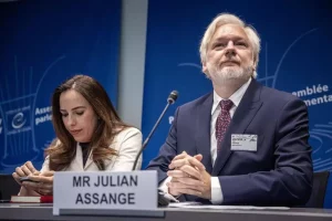 Julian Assange: “Sono colpevole di giornalismo”